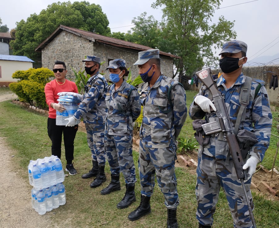 ड्यूटीमा खटिएका सुरक्षाकर्मीलाई सिन्धुलीका एक युवाद्धारा सहयोग