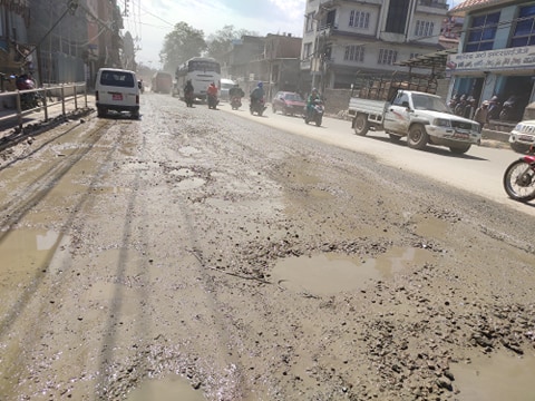 चाबहिल-गौशाला सडक ६ महिनापछि मात्र कालोपत्रे हुने