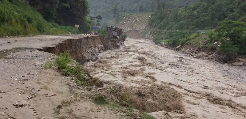 बाढीको त्रासले ३ दिनदेखि अनिदै