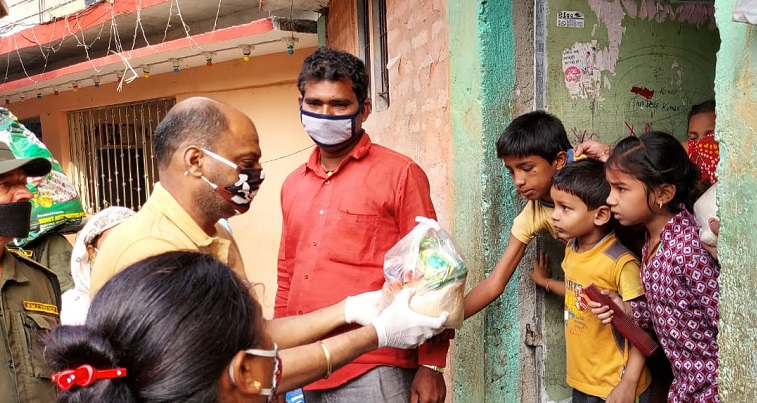 विरगञ्जका मेयरले दैनिक ज्यालादारी गर्ने मजदुरलाई सहयोग गरे