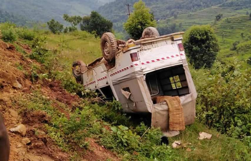 बाेलेरो दुर्घटना हुँदा १३ जना घाइते