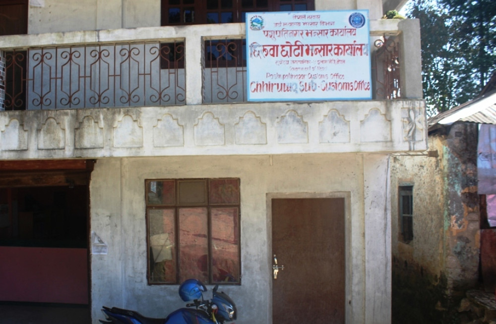 दशैं बिदामा कर्मचारी घर गएकाले भन्सार कार्यालय अझै बन्द