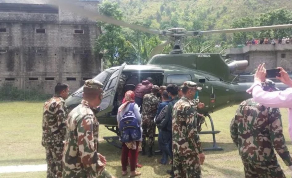 महाकालीमा बगेकी एक महिलाको जीवितै उद्धार