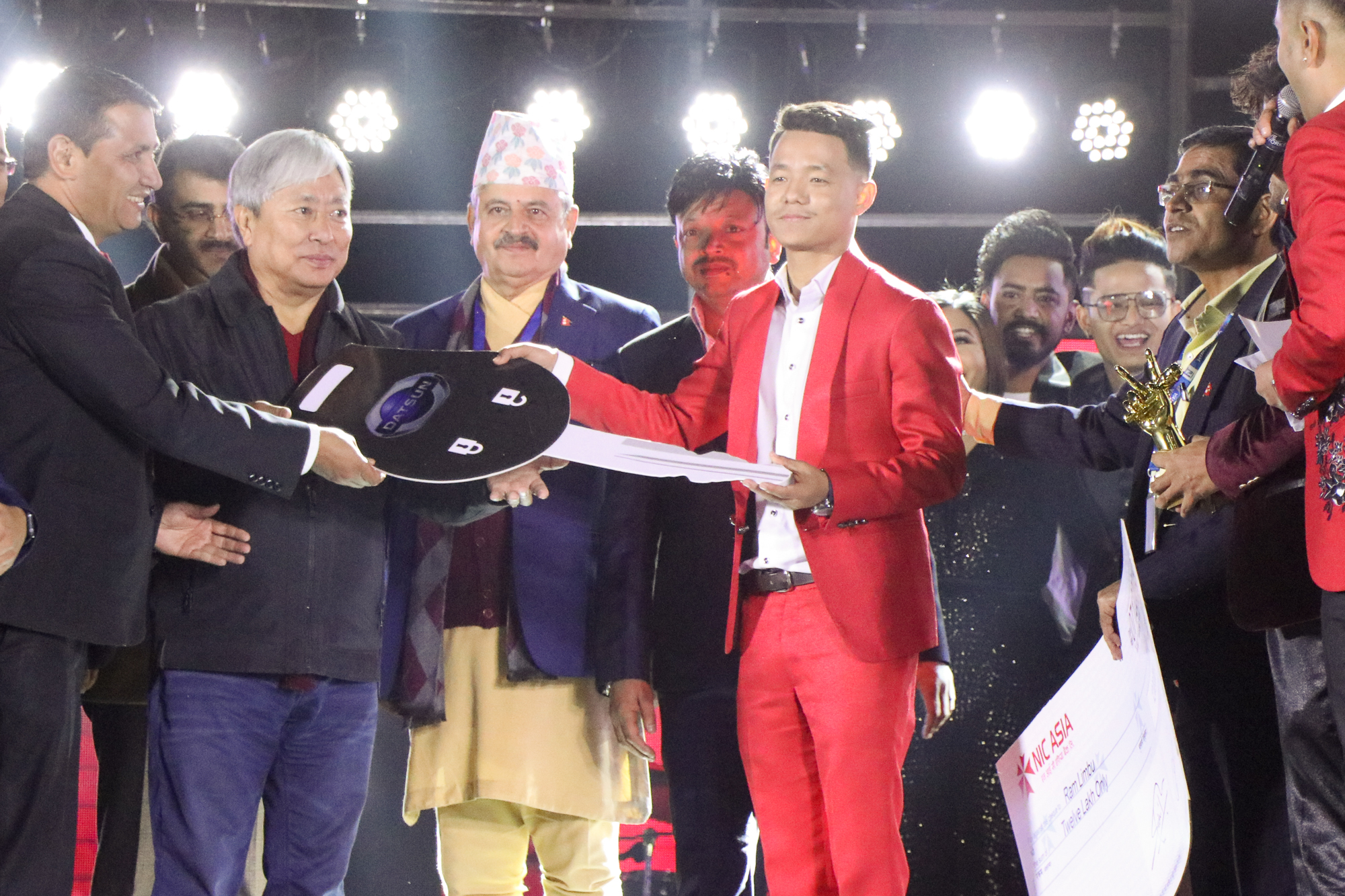 ‘द भ्वोइस अफ नेपाल सिजन २’का विजयीले पाए ड्याट्सन गाडी