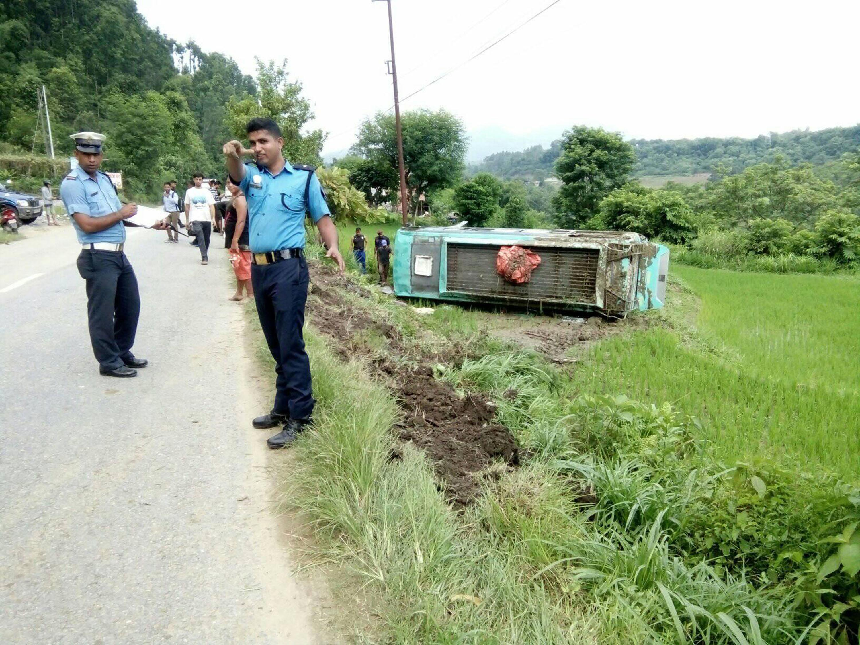 पृथ्वी राजमार्गमा बस दुर्घटना, १३ यात्रु घाइते