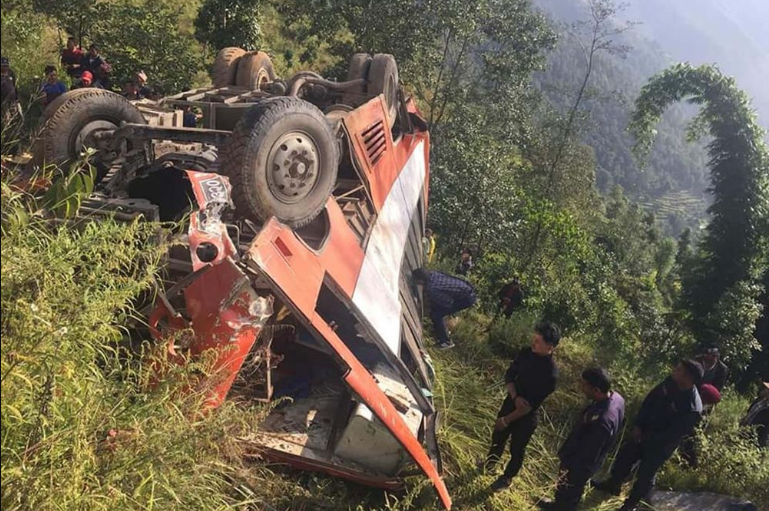 हलेसीमा बस दुर्घटना हुँदा १४ घाइते