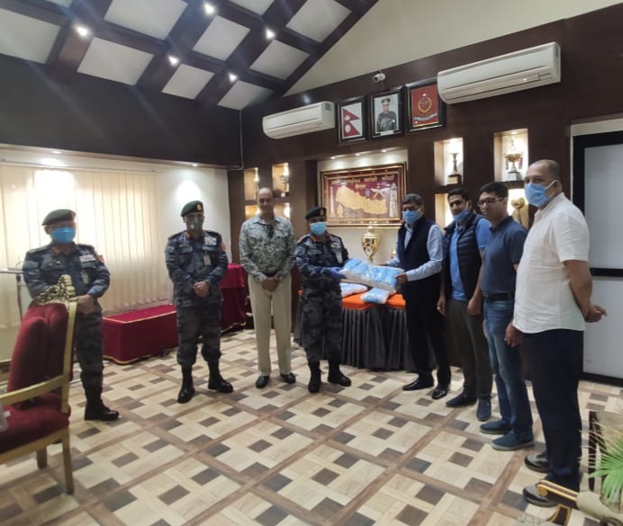 मोबाइल फोन इम्पोर्टेर्स एशोशिएसनद्वारा मास्क हस्तान्तरण