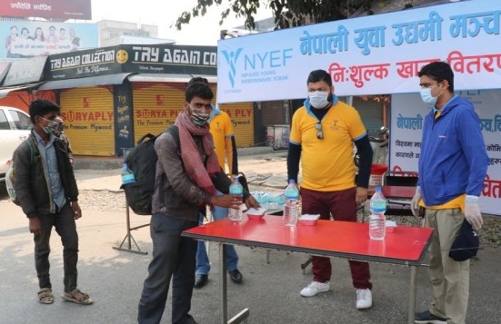 निःशुल्क खाना खुवाउँदै युवा उद्यमी, 'भोकै कोही तड्पिनु पर्दैन हामी छौँ'