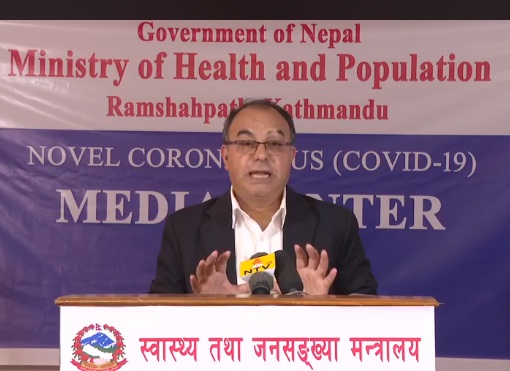 पीपीई सामग्री लगाएर सेल्फि नखिच्न स्वास्थ्यकर्मीलाई निर्देशन