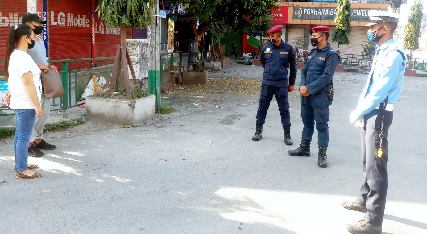 हातमा थोरै तरकारी बोकेर बिहानभरि घुम्ने गर्छन 'लकडाउन'मा