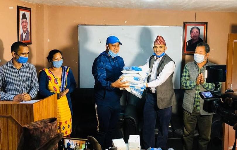 सभामुखले पठाए सिन्धुपाल्चोकमा स्वास्थ्य सामग्री