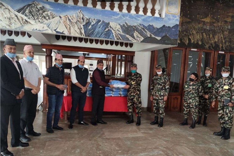 मोबाइल फोन इम्पोर्टर्स एशोशिएसनद्वारा मास्क हस्तान्तरण