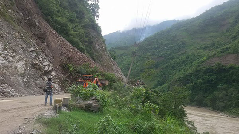 मुग्लिन-नारायणगढ सडकको जलबिरेमा पहिरो, मालवाहक सवारीसाधन अलपत्र