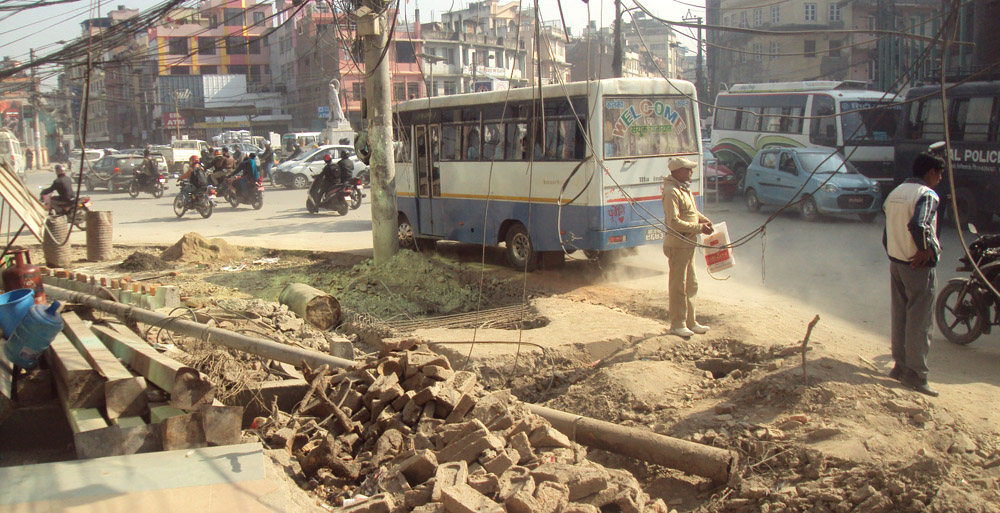 समयमा सडक पिच हुन नसक्दा स्थानीयसँगै यात्रु आक्रान्त