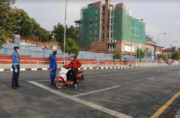सामाजिक दुरी कायम गर्न ट्राफिक  प्रहरीलाई पीपीई