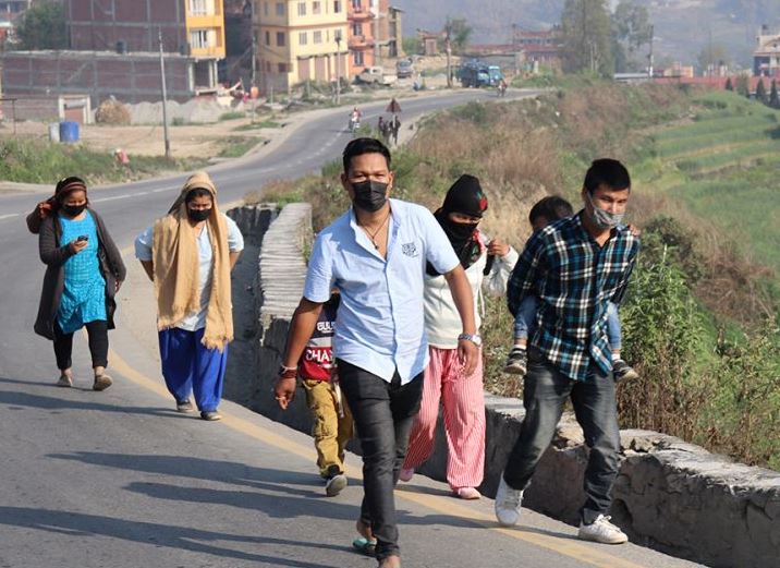लकडाउन बढेपछि हिँडेरै घर जाने बढे