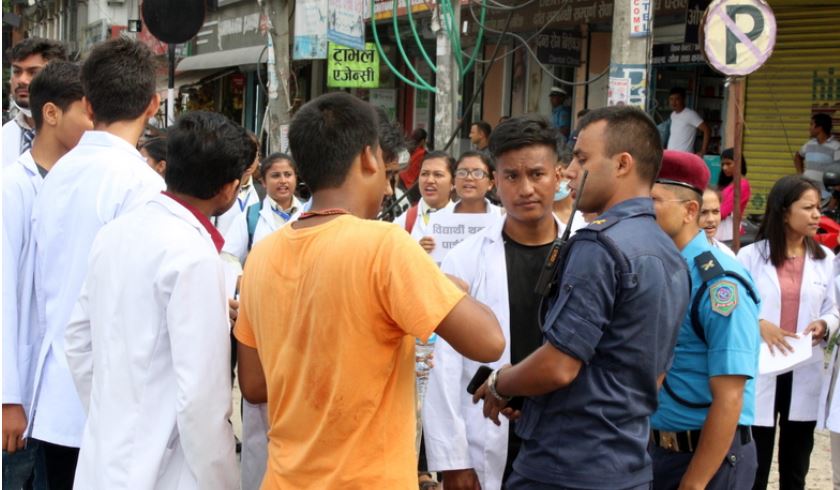 विप्लवका छोरा प्रकाश पक्राउ, कलेजमा विद्यार्थी र प्रहरीबीच झडप