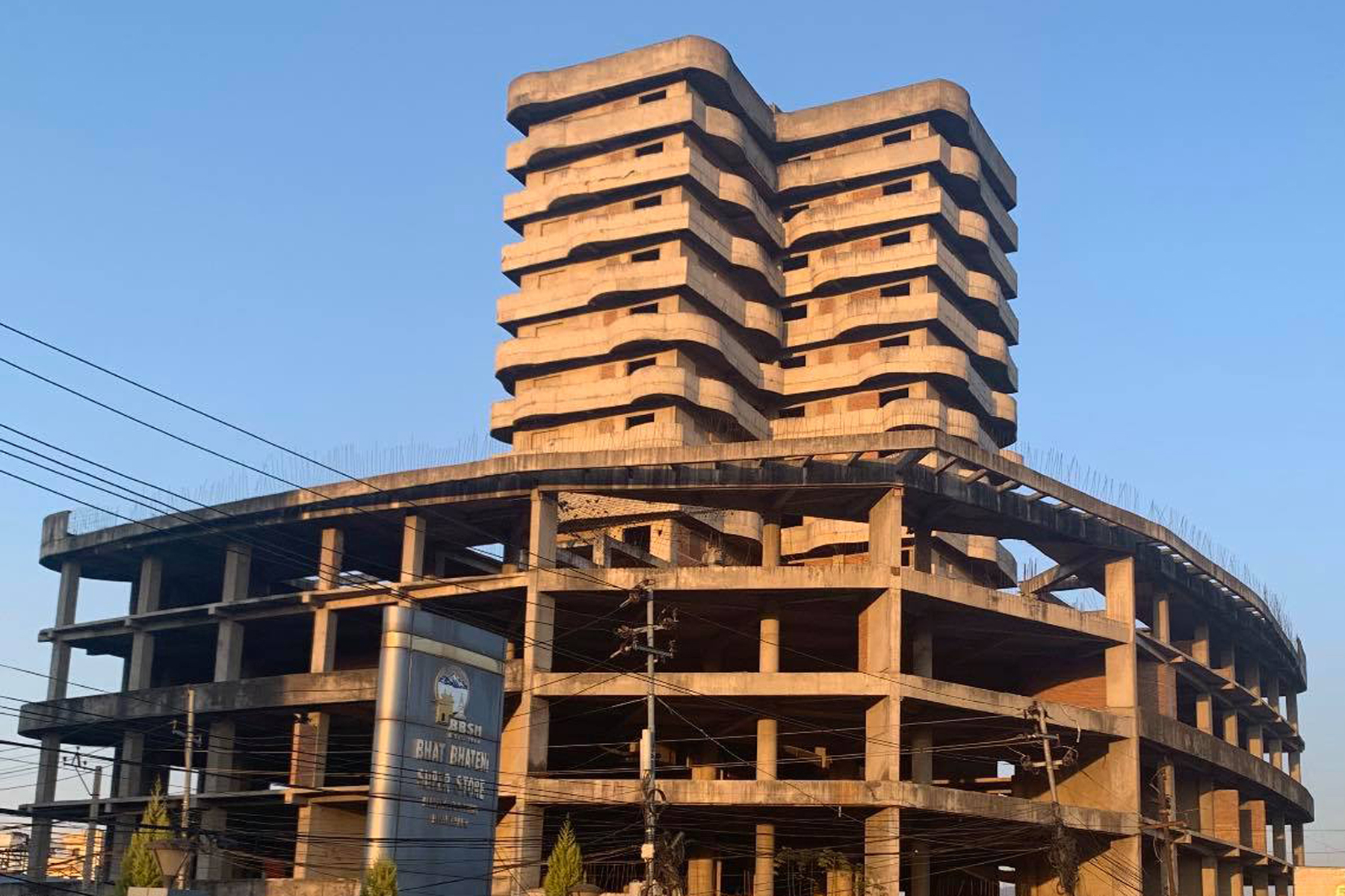 राधेराधेको १७ तले भवन खाद्यान्न भण्डार बनाइँदै, खाद्यान्न वितरणकाे तयारी