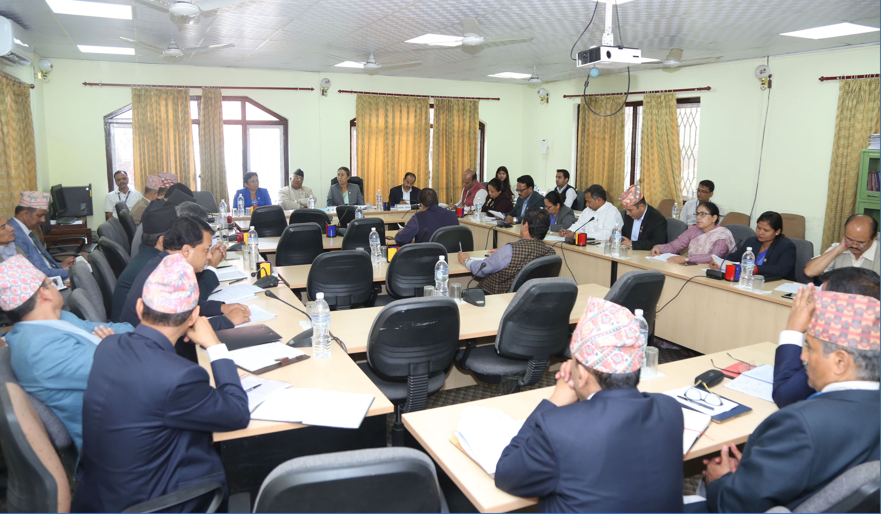 निजामती कर्मचारीलाई समायोजन गर्दा एक तह बढुवा दिने प्रहरी कर्मचारीलाई किन बढुवा नदिने ?