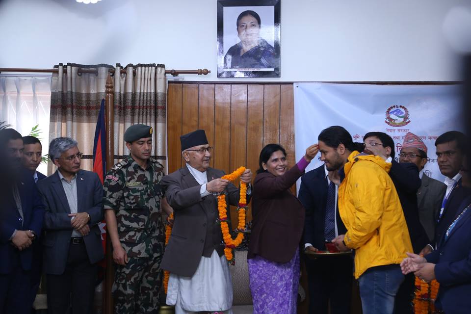 हिँडे सगरमाथाको उचाइ नाप्ने टोली