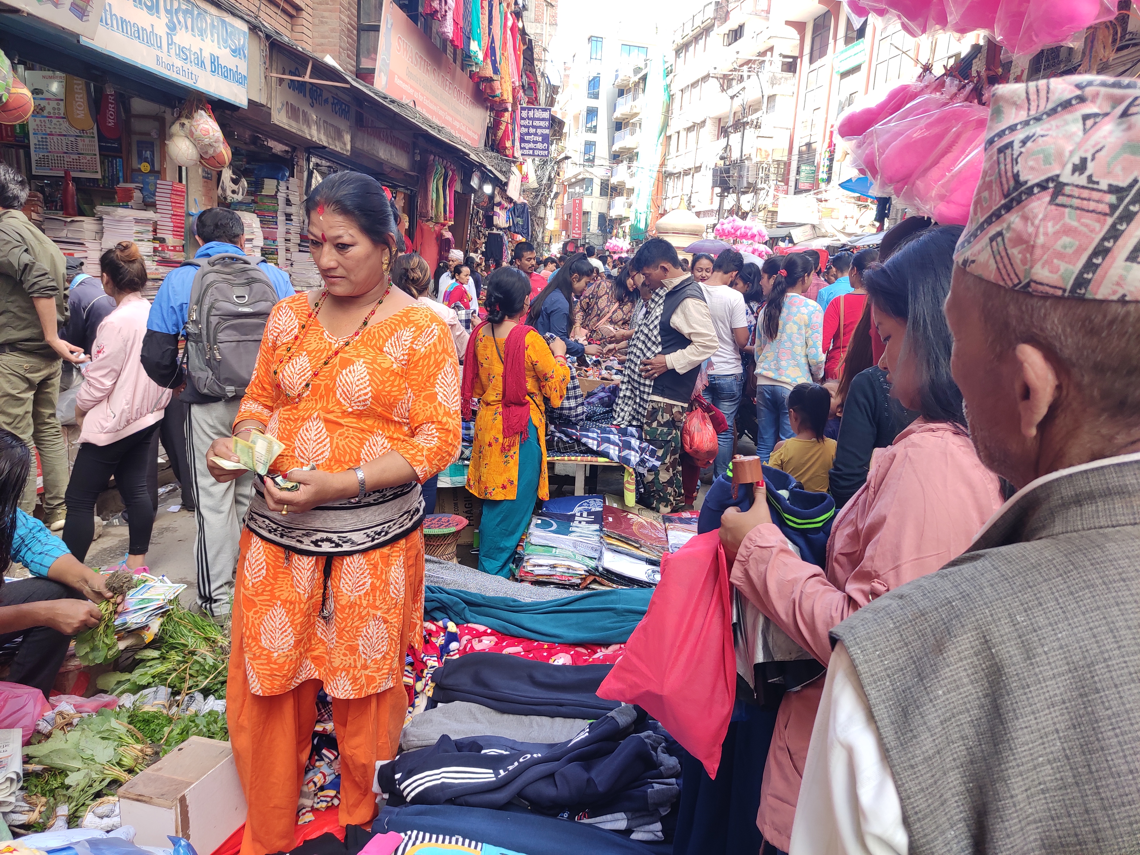 दशैंकोअघि किनमेल गर्नेको भीडभाड (फाेटाे फिचर)