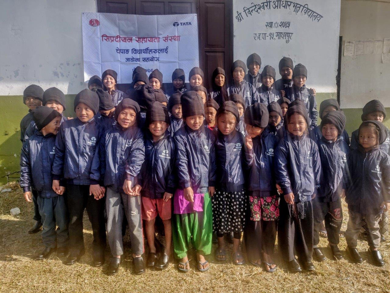 सिप्रदीयन सहायता संस्थाद्वारा चेपाङ विद्यार्थीहरूलाई न्यानो कपडा तथा सामग्री वितरण