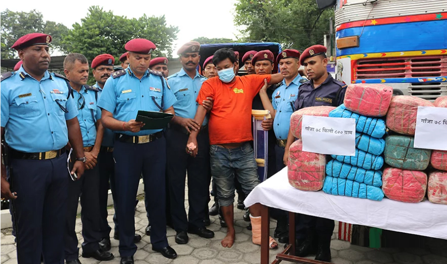गोली हानेर ट्रक ड्राइभर पक्राउ