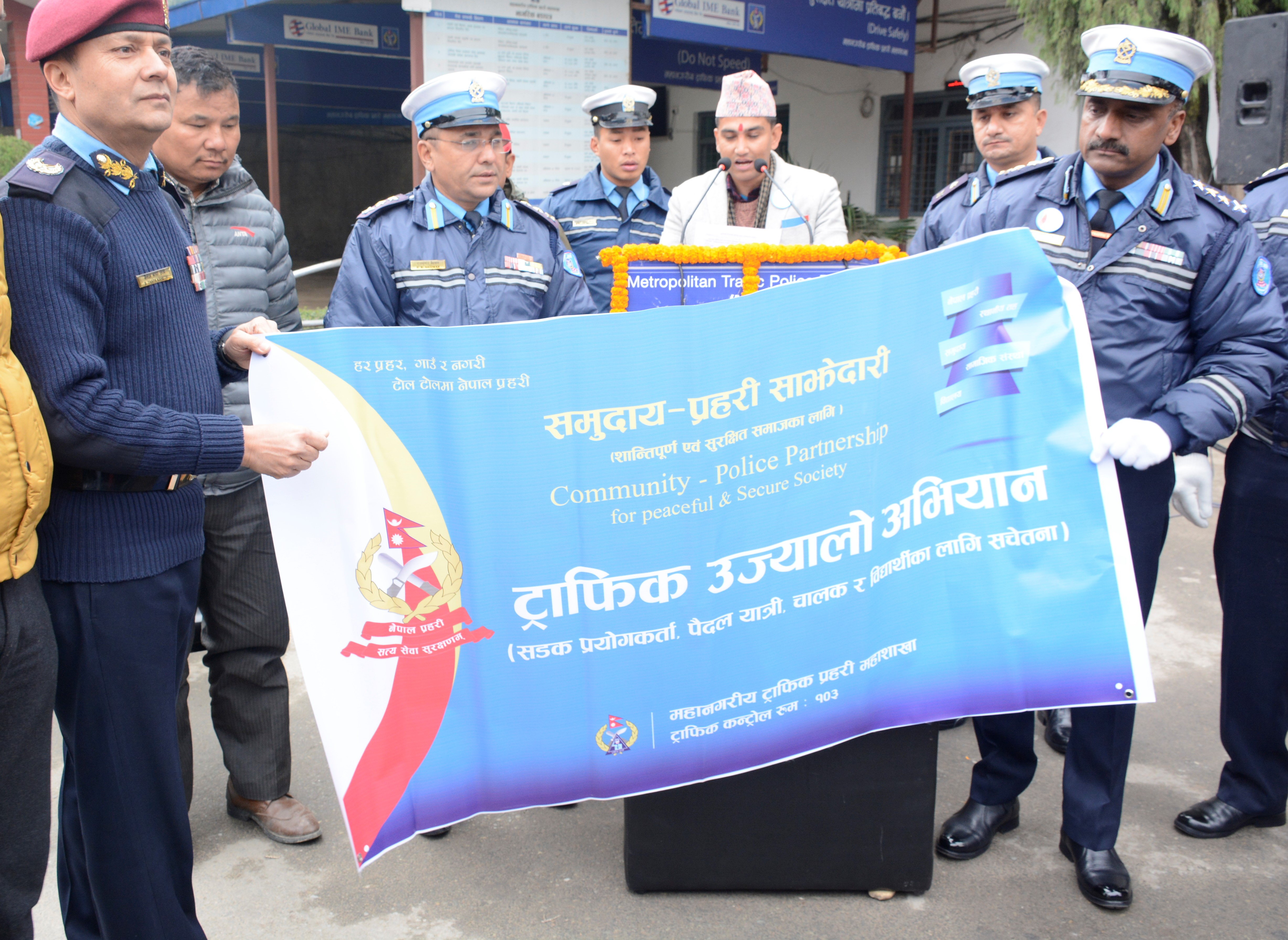 ट्राफिक प्रहरीको उज्यालो अभियानः सडकमै सचेतना कक्षा