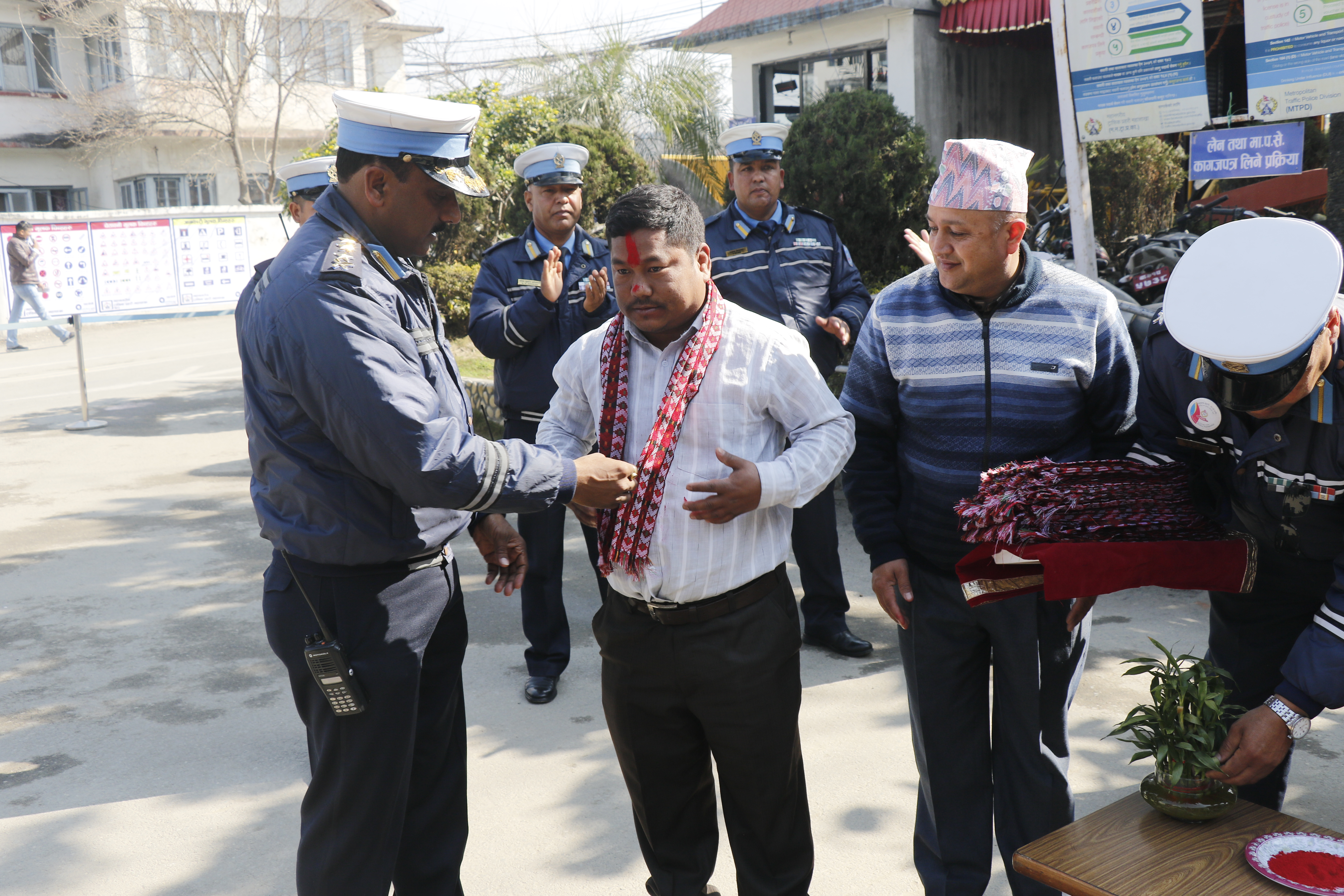 ट्राफिक प्रहरीद्धारा असल ट्याक्सी चालक सम्मानित
