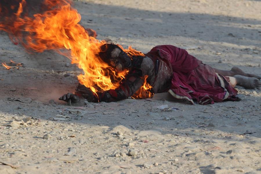 लेनदेन विवाद : पेट्रोल छर्केर श्रीमतीलाई आगो