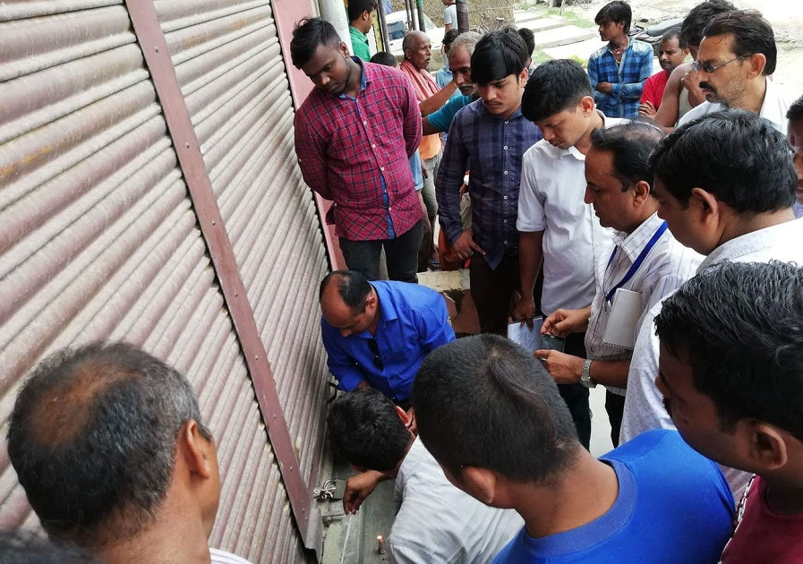 अनुगमन टोली पुग्दा सटर बन्द गरेर होहल्लामा उत्रिए व्यवसायी