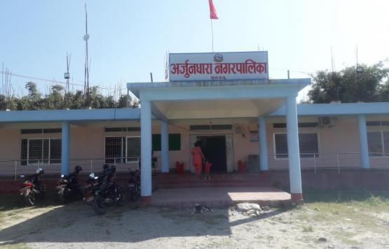 महिला स्वयंसेविका घरघर पुगेरै घरधुरी कर उठाउँदै