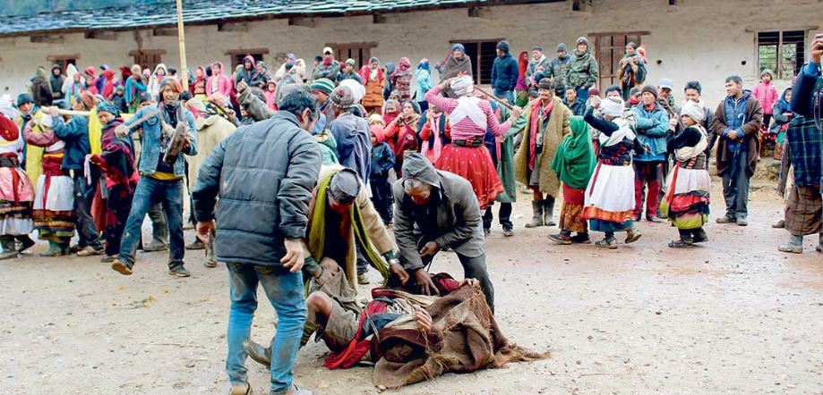 बागलुङमा अश्लील मेला : २४ घण्टा अपाच्य शब्द बोल्न खुला