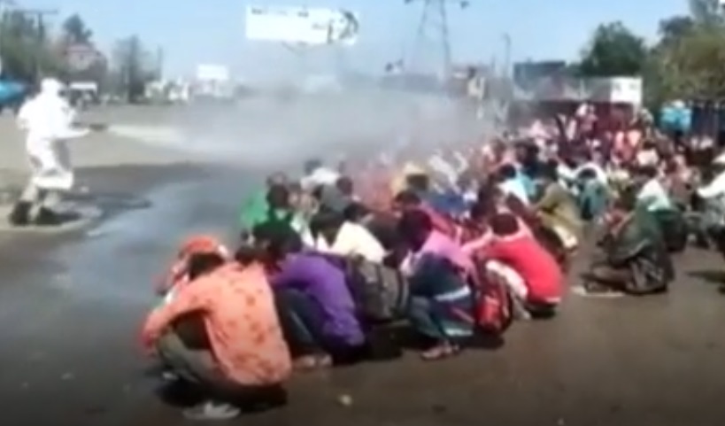 भारतमा गरिब मजदुरको समूहमाथि किटनाशक छर्किएपछि विवाद