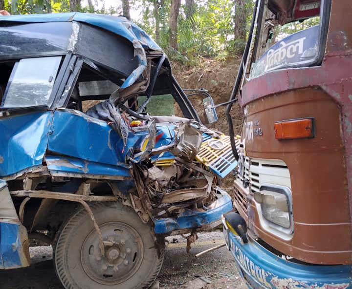 उदयपुरको साउनेमा दुई बस ठोक्किए, २६ घाईते