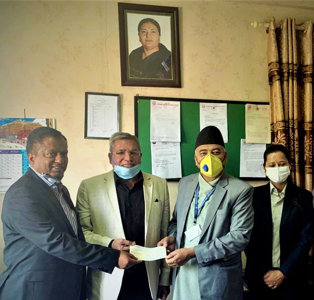 नेपाल लाइफद्धारा एक करोडको चेक कोषलाई हस्तान्तरण