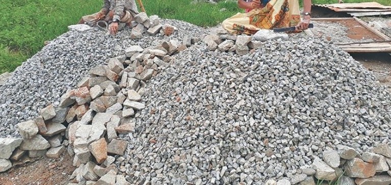 गिट्टी कुट्ने मजदुरलाई लकडाउनले छेकेन्