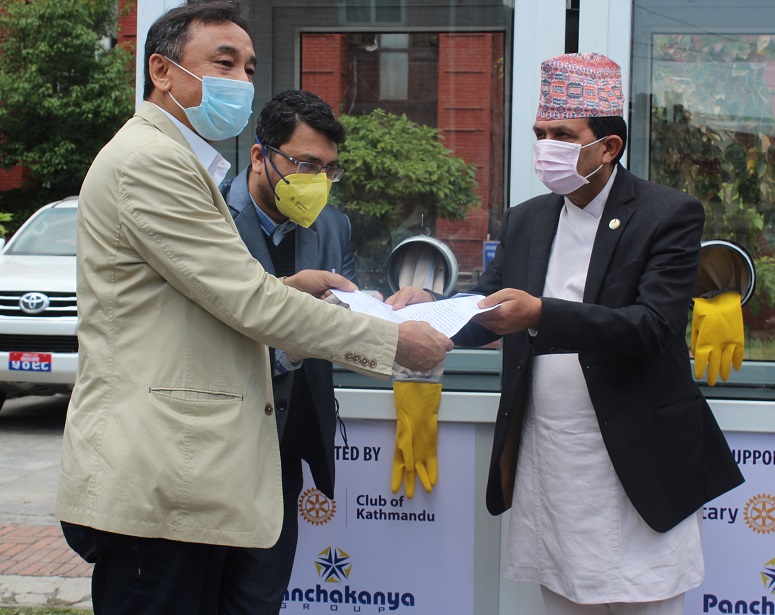 पञ्चकन्या ग्रुप र रोटरी क्लब काठमाडौले पीपीई सामाग्री हस्तान्तरण गर्यो