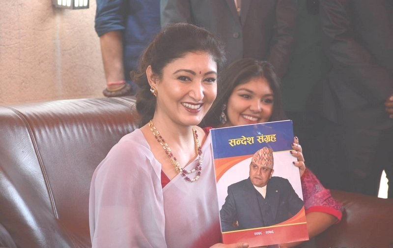 हिमानी शाहले ससुराको किताब बेचेर बाढीपीडितलाई सहयोग गर्ने