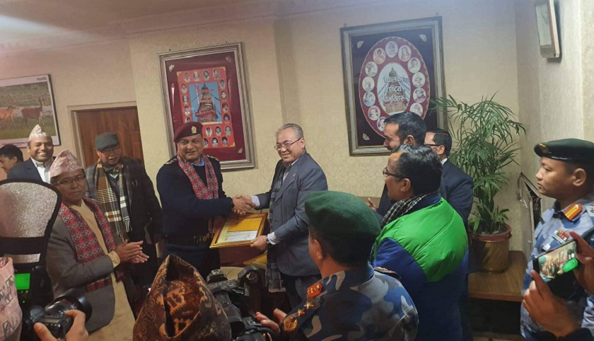 उत्कृष्ट काम गरेको भन्दै आईजीपी खनाल १० हजार नगदसहित पुरस्कृत