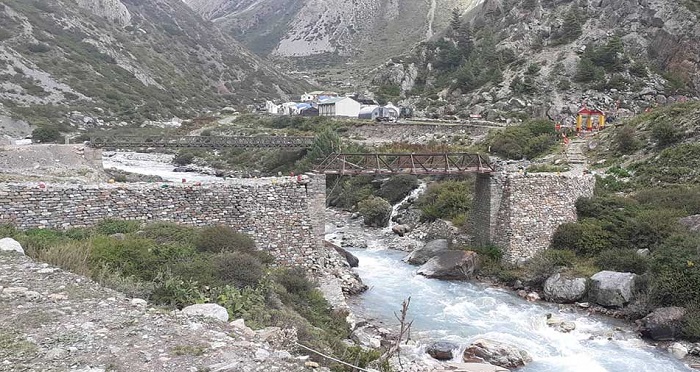 महाकालीको बहाव धकेल्दा वारिपारि ढुंगा हानाहान