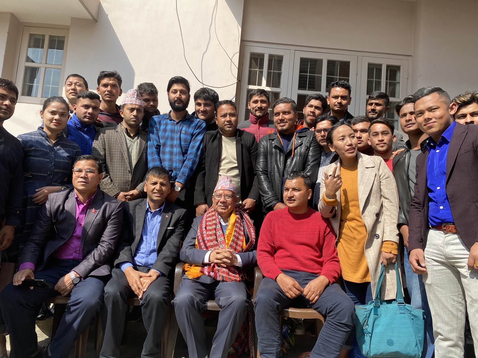 ‘वर्थ डे’ केक नकाटी मनाए माधव कुमार नेपालले जन्मदिन
