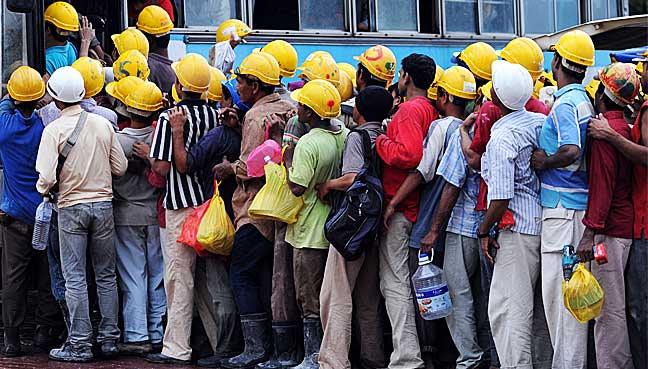 घर फर्कदै छन् मलेसियामा अड्केका नेपाली