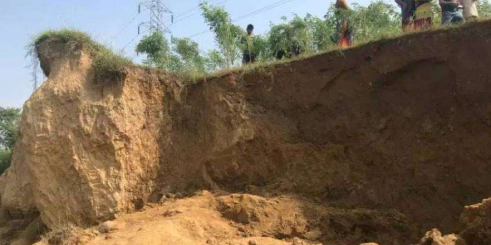 माटोको ढिस्कोले पुरिएर तीन बालक घाइते