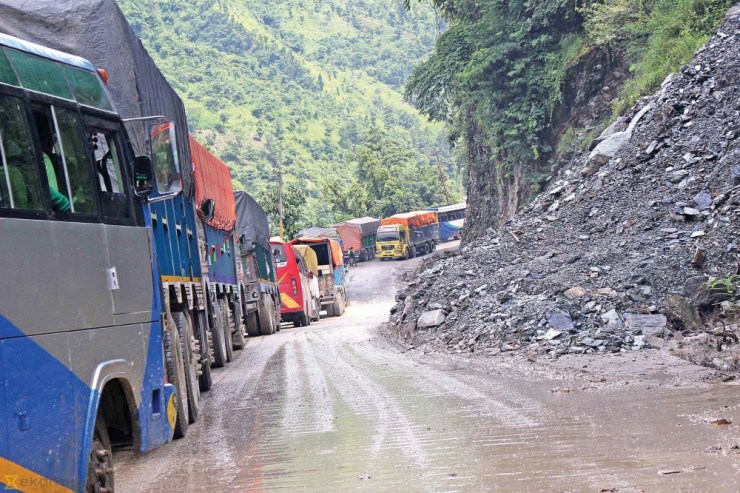 नारायणगढ मुग्लिन सडकखण्डमा पहिरो खस्यो, सडक एकतर्फी सञ्चालन