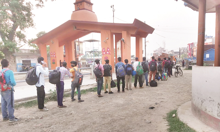 दिनहुँ सयौँ नेपाली स्वदेश भित्रिँदै