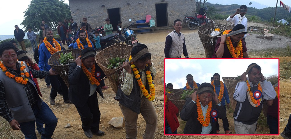 पानीको समस्या नहटेपछि स्थानियले बोकाए सांसदलाई डोकोमा पानी