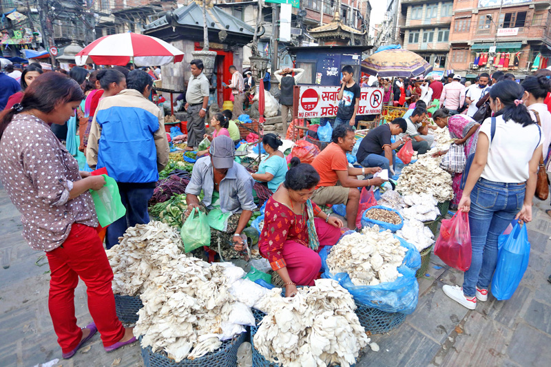 अब काठमाडौंको फुटपाथमा पसल थाप्नेलाइ महानगरले नछाड्ने
