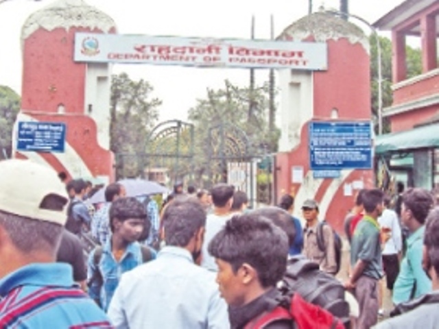 राहदानीमा अनलाइन सुविधाले दिएको दुविधा, फारम भर्ने थोरै समय तर पाईंदैन