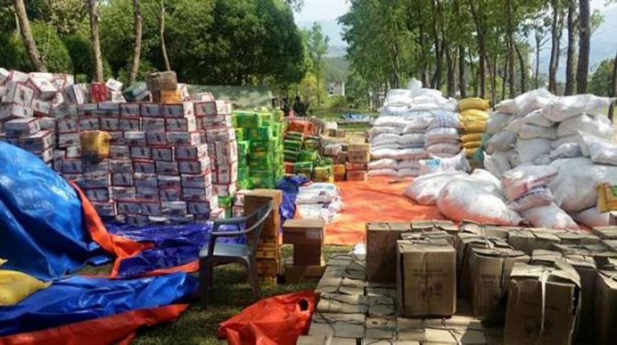 गुजारा चलाउनेलाई दिइने राहत औँठी–आइफोन बोक्ने हुनेखानेकै हातमा